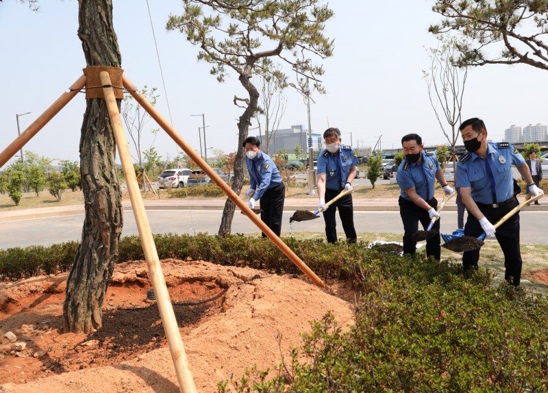 서해지방해양경찰청장이 18일 전남 목포시 죽교동에 위치한 서해해경청 숙영관에서 열린 기념식수 행사에서 시삽을 하고 있다. (사진제공 = 서해지방해양경찰청)