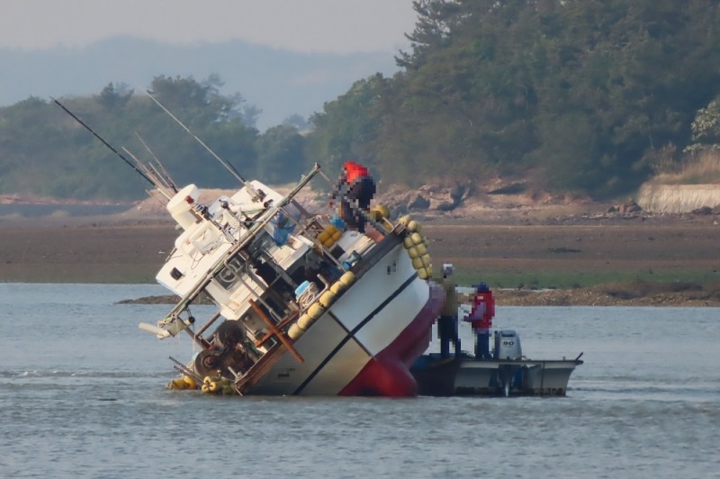 좌초선박으로부터 승선원을 구조하고 있는 모습 (사진제공 = 목포해양경찰서)