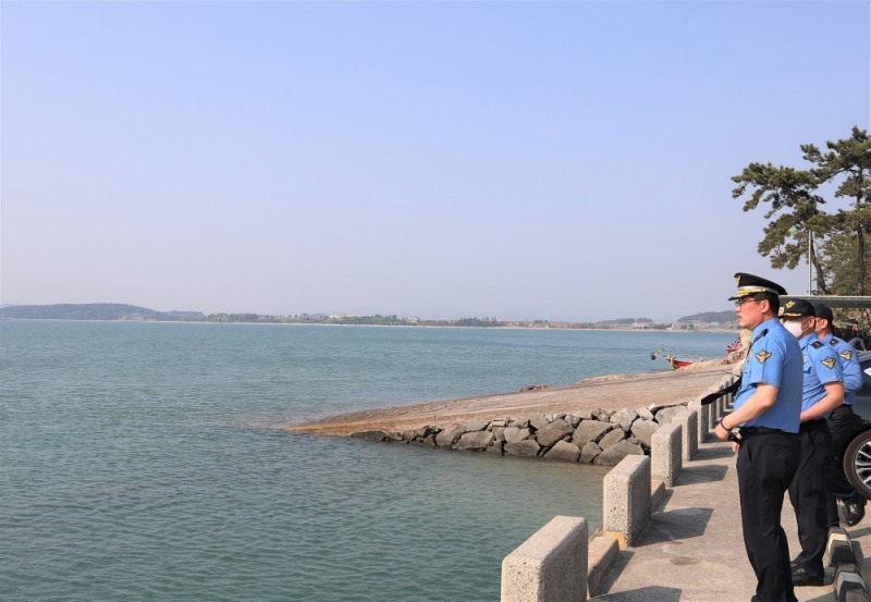 이종욱 목포해양경찰서장이 홀통해수욕장 현장을 점검하고 있다. (사진제공 = 목포해양경찰서)