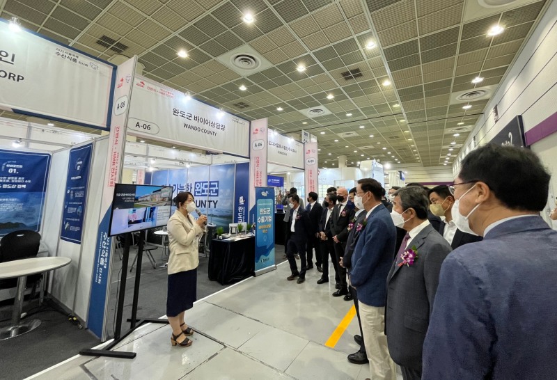 군 관계자가 완도 수산물에 대해 설명하고 있다. (사진제공 = 완도군)