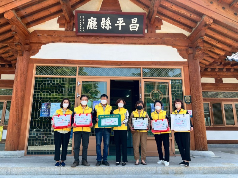 담양군 창평면 지역사회보장협의체는 취학아동이 있는 한부모가구와 다문화가구에 학용품을 지원했다. (사진제공 = 담양군)