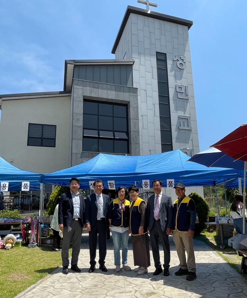 ‘행복 나눔 바자회’ 기념촬영 모습 (사진제공 = 군산시)