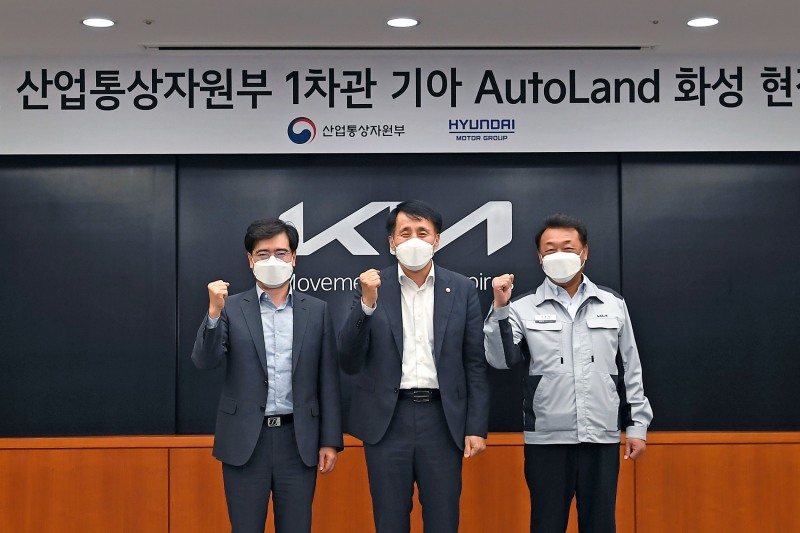 18일, 장영진 산업통상자원부 1차관(사진 가운데)이 기아 오토랜드 화성을 방문해 현대자동차그룹의 전기차 중장기 투자 및 기아 PBV 전기차 전용공장 건설 계획을 공유한 후 현대차그룹 공영운 전략기획담당 사장(사진 왼쪽 첫번째), 기아 국내생산담당 최준영 부사장(사진 제일 오른쪽)과 기념촬영을 하고 있다./사진 제공 = 현대자동차