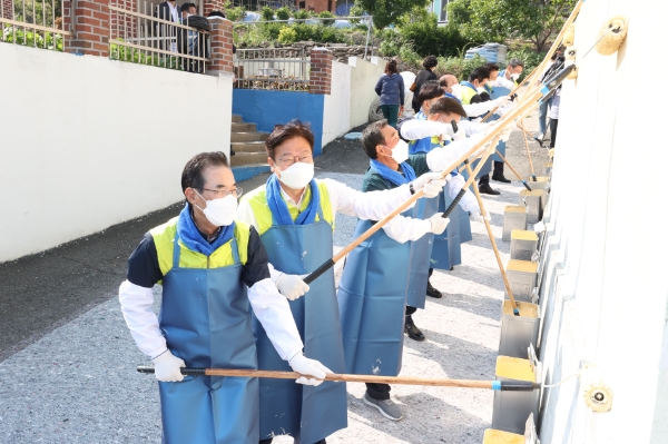 이성희 농협중앙회장(맨왼쪽)이 18일 국회 농해수위 간사위원인 정점식 국회의원(왼쪽에서 두번째)과 함께 경남 통영시 도산면 하양지 마을에서 사랑의 집고치기 봉사활동에 참여하고 있다.