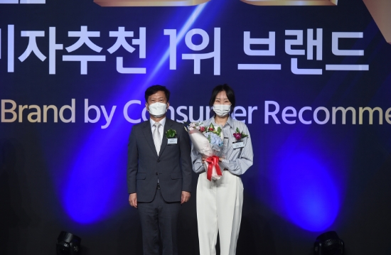 풀무원다논 그릭 관계자(오른쪽)가 지난 18일 서울 중구 더 플라자호텔에서 열린 ‘2022 소비자추천 1위 브랜드’ 시상식에서 그릭 요거트 부문 대상 상패와 꽃다발을 들고 기념촬영을 하고 있다.