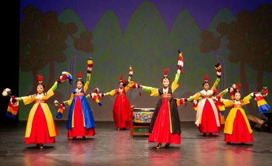 한음영재들의 세계무대 후원을 위해 크라운해태제과가 18일 세종문화회관 M씨어터에서 개최한 '제1회 영재한음회'에서 '화동정재예술단'이 '무고' 공연을 펼치고 있다