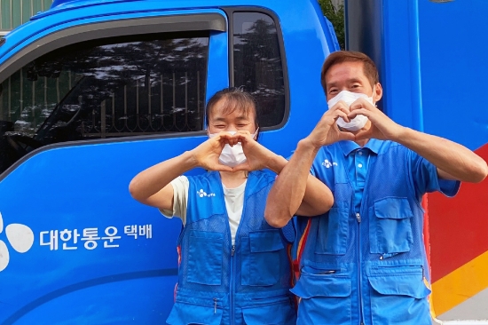 CJ대한통운 부부 택배기사 최숙자씨(왼쪽) 오봉택씨.