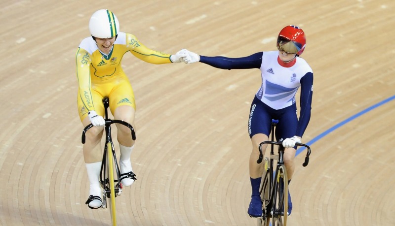 올림픽에 출전한 사이클 선수들이 서로 손을 마주잡고 있다. '‘Olympic Solidarity'는 IOC 위원회의 하나로 올림픽 운동과 가치를 증진하기 위한 각종 지원사업을 한다. [IOC 홈페이지 캡처]