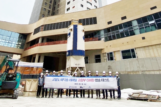 지상 150m 초고층부 압송에 성공한 ‘고밀도 바닥용 레미탈’