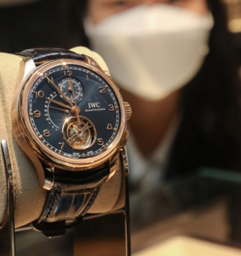 19일 오전, 서울 강남구에 위치한 현대백화점 무역센터점 2층 'IWC' 매장에서 직원이 국내에서 단독으로 선보이는 '포르투기저 투르비옹 레트로그레이드 크로노그래프 부티크 에디션'을 소개하고 있다.