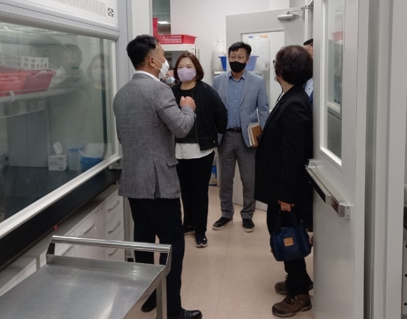 농업 분야 관계자들이 지난 17일 함평군 과학영농분석실을 방문한 모습 (사진제공 = 함평군)