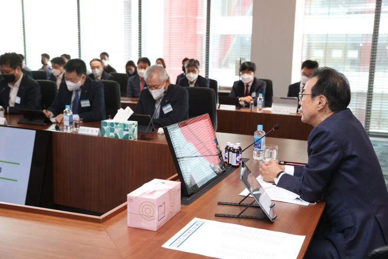 이성희 농협중앙회장(맨오른쪽)이 19일 서울 영등포구 NH투자증권 본사에서 열린 금융부문 계열사 현장경영에서 참석자들과 당면현안에 대한 의견을 나누고 있다./사진 제공 = 농협중앙회