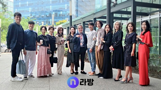 NS홈쇼핑이 라이브커머스 엔라방의 공식 엠배서더인 'N플루언서 2기' 임명식을 진행했다. 임명식 이후 사옥 앞에서 NS홈쇼핑 라이브커머스사업부 정유찬이사(가운데)와 N플루언서들이 기념촬영 하고 있다./사진 제공 = NS홈쇼핑