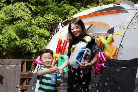 NHN 임직원과 가족이 ‘캄파슬로우’ 내 NHN 전용 캠프사이트에서 캠핑을 즐기고 있는 모습.