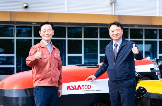 권준학 NH농협은행장(사진 오른쪽)과 김신길 ㈜아세아텍 회장(사진 왼쪽)이 대구시 달성군 소재 ㈜아세아텍 본사에서 기념촬영을 하고 있다.