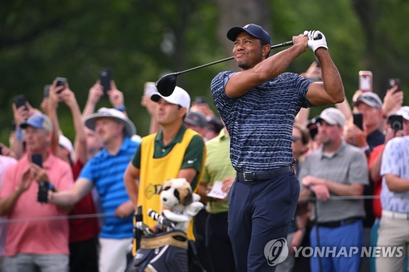 (털사 USA TODAY=연합뉴스) '골프 황제' 타이거 우즈(46)가 19일(현지시간) 미국 오클라호마주 털사의 서던 힐스 컨트리클럽에서 열린 미국프로골프(PGA) 챔피언십 토너먼트 1라운드 13번 홀에서 티샷을 하고 있다. 지난해 교통사고로 크게 다친 우즈는 지난달 열린 PGA 마스터스로 복귀했으나 여전히 부상의 여파에 시달리며 예전 같은 기량을 보이지 못하고 있다. 우즈는 이날 4오버파 74타를 쳐내며 공동 101위로 일정을 마무리했다.