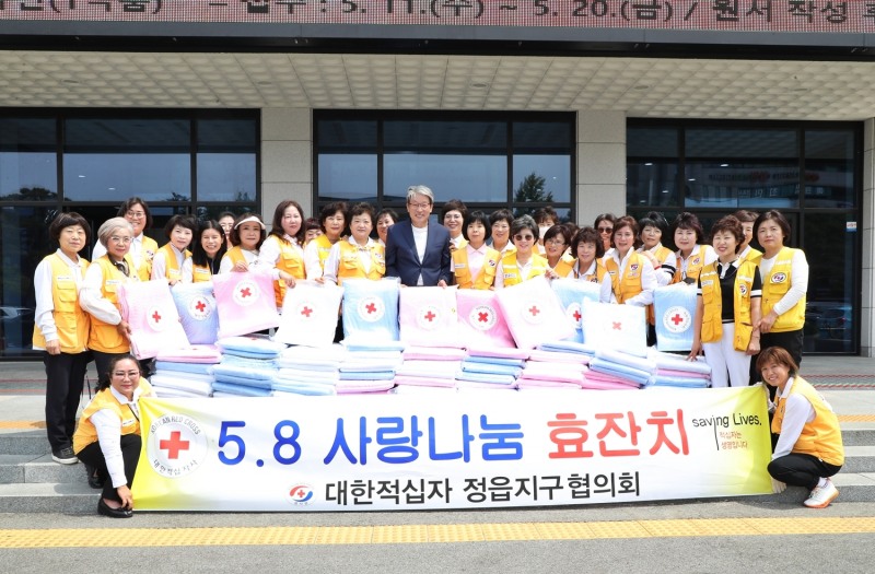 취약계층 이웃을 위한 후원 물품 전달 기념촬영 모습 (사진제공 = 정읍시)