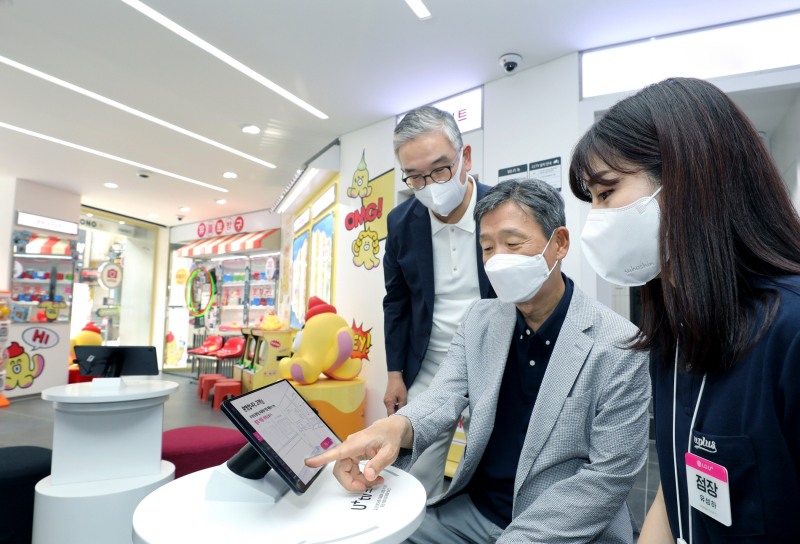 황현식 LG유플러스 사장, 부산 서면 무인매장 방문…“고객의 서비스 이용 시간 늘려야"