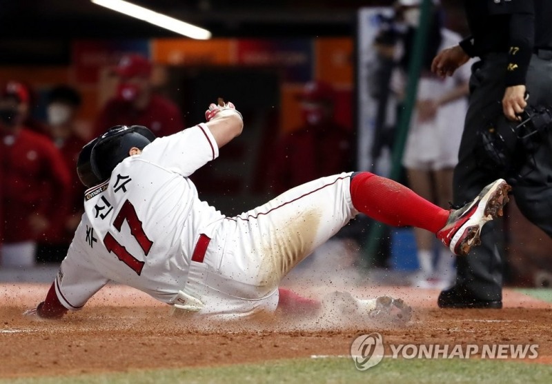 (인천=연합뉴스) 20일 인천 SSG 랜더스필드에서 열린 프로야구 SSG 랜더스와 LG 트윈스의 경기. 5회말 SSG 공격 2사 2루 상황에서 SSG 최지훈이 우익수 앞 1루타를 치는 사이 2루 주자 추신수가 홈으로 슬라이딩하며 들어오고 있다.