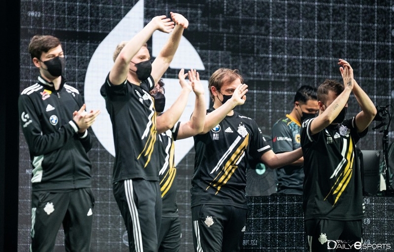 관중석을 향해 승리 인사를 하는 G2.