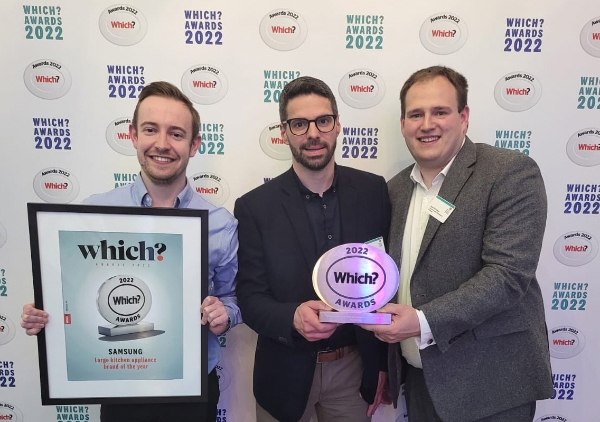 삼성전자 영국법인 생활가전 담당자들이 지난 19일 영국 런던에서 진행된 '위치 어워드 2022'에 참석해 '올해 최고의 대형가전 브랜드(Large Appliance Brand of the Year)' 어워드를 수상했다. (왼쪽부터) 마케팅 담당 앤서니 버트(Anthony Burt) 브랜드 마케팅 담당 지노 그로시(Gino Grossi), 제품 매니지먼트 담당 샘 오코너(Sam O'Connor)