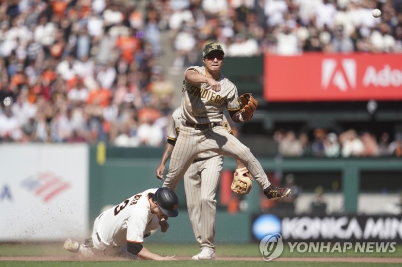 (샌프란시스코 AP=연합뉴스) 샌디에이고 파드리그 유격수 김하성(위)이 22일(한국시간) 미국 캘리포니아주 샌프란시스코의 오라클 파크에서 열린 샌프란시스코 자이언츠와의 방문경기, 9회말 수비 때 상대 슬라이딩을 피해 송구하고 있다.