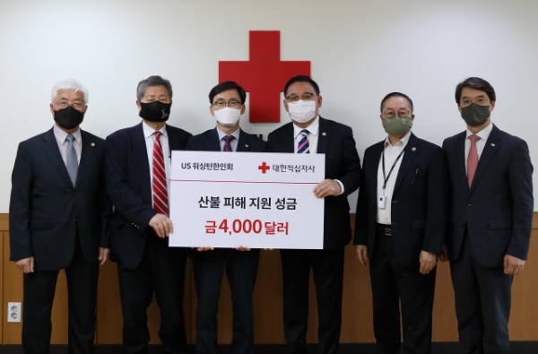 20일(금) 오전 11시 서울 중구 대한적십자사 서울사무소에서 열린 기부금 전달식에서 참석자들이 기념촬영을 하고 있다. (사진 왼쪽부터 곽종세 시애틀지회 회장, 나각수 미주 수도권한인총연합회 회장, 이상천 대한적십자사 사무총장, 신동영 US 워싱턴한인회 회장, 정영호 제20대 대통령취임준비위원회 대변인 겸 전문위원, 이재승 대한적십자사 모금전략본부장)