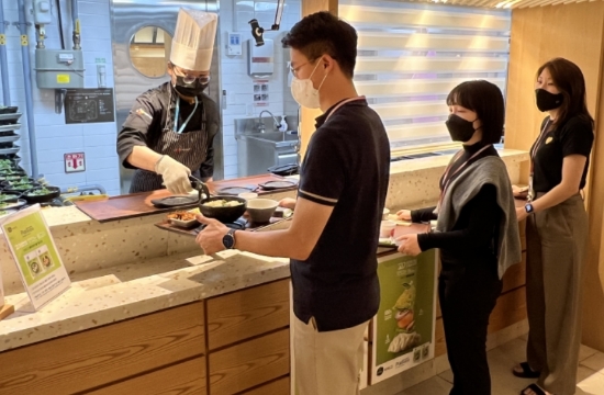 CJ프레시웨이가 운영하는 서울 중구 CJ제일제당센터 구내식당 그린테리아에서 고객이 플랜테이블만두전골을 기다리고 있다