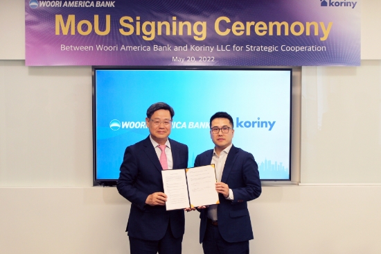 우리아메리카은행은 지난 20일(현지시각기준) 미국 뉴욕 맨해튼 소재 우리아메리카법인 본점 회의실에서 코리니(Koriny)와 업무협약을 체결했다. 신현석 우리아메리카법인장(왼쪽)과 문태윤 코리니(Koriny) 대표가 기념촬영을 하고 있다.
