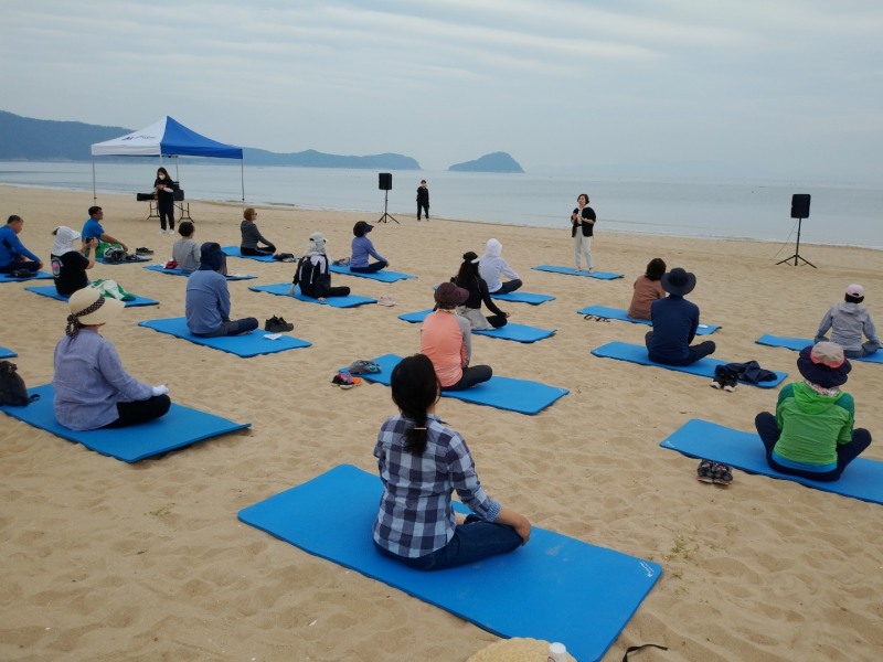 오감 치유 명상 프로그램 해변 명상 모습 (사진제공 = 완도군)