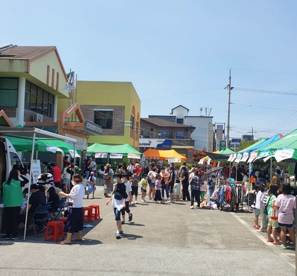 ‘장애인식개선 캠페인과 플리마켓’ 행사 모습 (사진제공 = 정읍시)