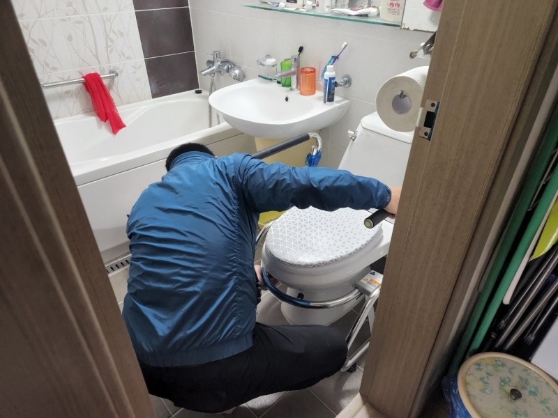 화장실 안전손잡이 설치하는 모습 (사진제공 = 군산시)