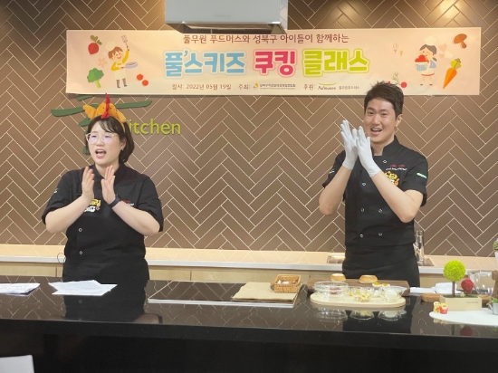 풀무원푸드머스의 전문 셰프들이 ‘풀스키즈 쿠킹클래스’ 유튜브 생중계를 통해 어린이들에게 조리법을 설명하고 있다.