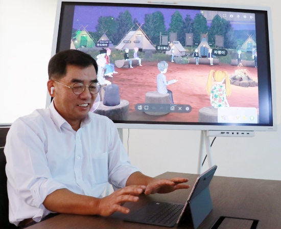 메타버스 간담회에서 MZ세대 임직원들과 대화를 나누고 있는 강신호 CJ대한통운 대표