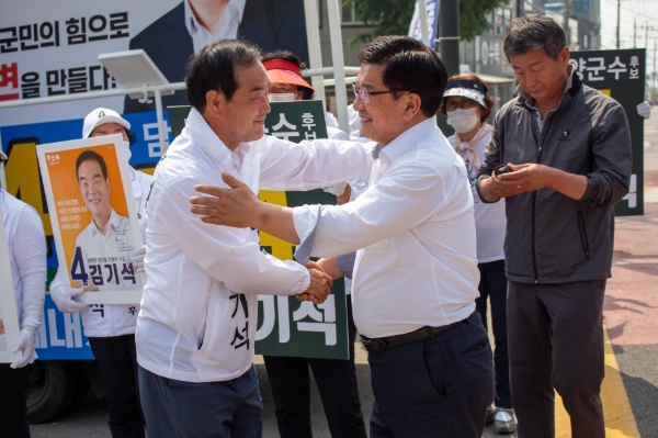 김기석 후보(우)와 최화삼 전 군수가 선전을 다짐하고 있다.
