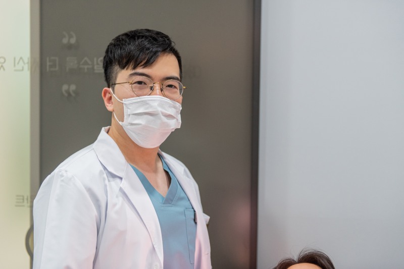 고령자·기저질환자 임플란트 망설인다면…수면 치료 도움