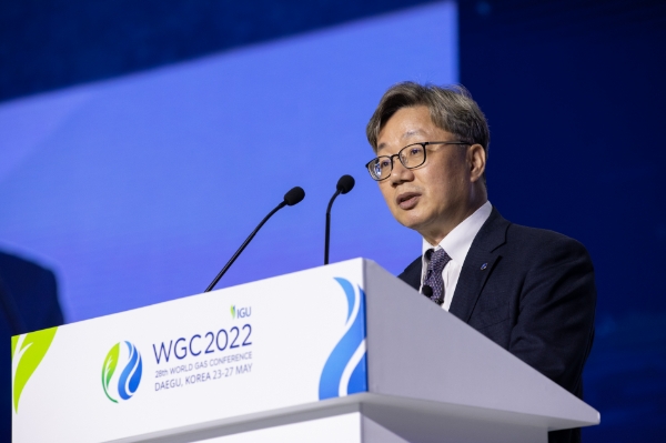 채희봉 가스공사 사장이 2022 세계가스총회에서 기조발표를 하고 있는 모습.