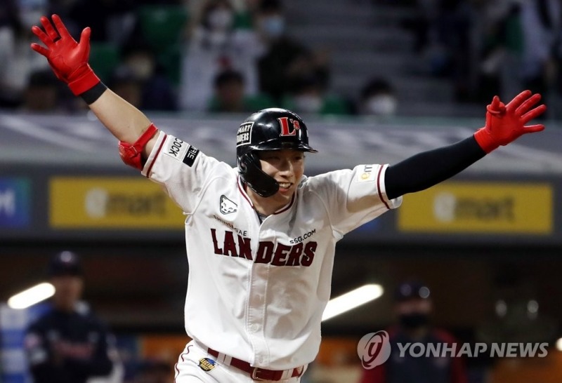 (인천=연합뉴스) 24일 인천 SSG 랜더스필드에서 열린 프로야구 SSG 랜더스와 롯데 자이언츠의 경기. 9회말 SSG 공격 1사 만루 상황에서 SSG 최지훈이 사구 판정을 받은 뒤 기뻐하며 1루를 향해 달리고 있다. 3루 주자 박성한이 홈인하면서 SSG는 1점을 획득, 3-2로 승리했다.