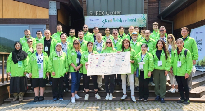 SK이노베이션이 지난 20일, 충북 인등산에 위치한 SK SUPEX 센터에서 ‘숲 속의 위대한 멜로디(Great Melody in the Forest)’를 개최했다. 이날 행사에 초청된 15개국 주한외교사절과 SK이노베이션, SK임업 등 SK 구성원들이 기념사진을 촬영하고 있다.