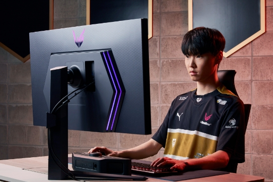 LG전자가 고객에게 몰입감 넘치는 게이밍 경험을 제공하기 위해 최적의 성능과 화질 기술을 적용한 LG 울트라기어 게이밍 모니터 신제품 3종을 출시했다. 글로벌 e스포츠 기업 젠지 이스포츠 소속 프로게이머가 LG 울트라기어 게이밍 모니터를 체험하고 있다.