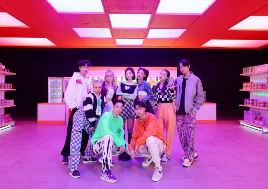 스마일게이트 버추얼 아티스트 한유아, 세계관 담은 ‘I Like That’ 뮤비 본편 공개