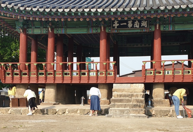 지난 24일 시행된 환경 정화 활동 모습 (사진제공 = 정읍시)