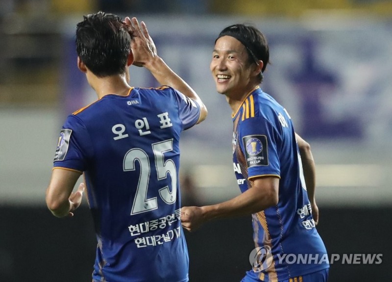 (진주=연합뉴스) 25일 경남 진주종합운동장에서 열린 '2022 하나원큐 FA컵' 4라운드(16강) 경남 FC와 울산 현대의 경기. 울산 현대 아마노(8번)가 골을 넣은 후 기뻐하고 있다.