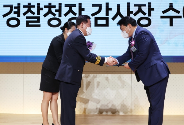 에어서울 조진만 대표(오른쪽)가 어제(25일) 오후 열린 '제 16회 세계 실종아동의 날' 기념 행사에서 경찰청 감사장을 수상하고 있다.