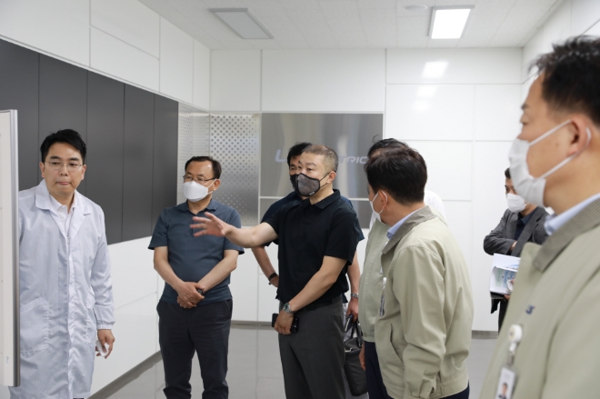 25일, 구자은 LS그룹 회장(가운데)과 ㈜LS 명노현 사장(좌에서 두번째)이 LS일렉트릭 청주사업장에서 세계등대공장으로 선정된 스마트공장 운영 현황을 점검하고 있다.