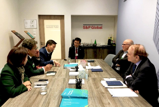 특사단으로 참여한 김동관 한화솔루션 사장(왼쪽에서 세 번째)의 발언을 대니얼 예긴(Daniel Yergin) S&P글로벌 부회장(오른쪽에서 첫 번째)이 듣고 있는 모습