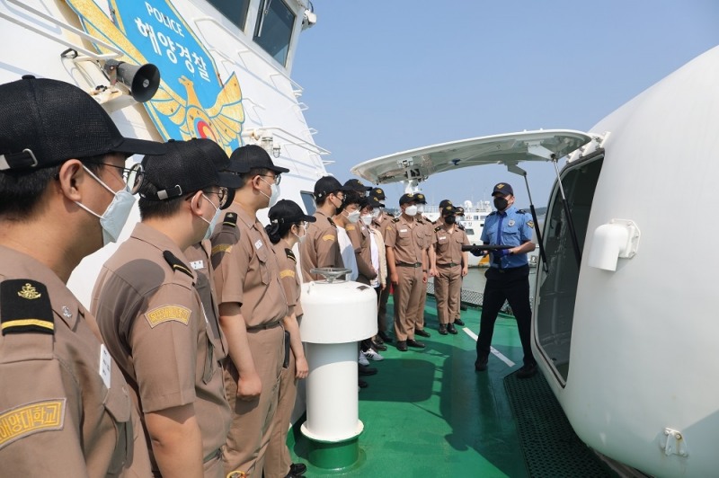 목포해경이 지난 25일 목포해양대학교 재학생들을 대상으로 대형함정 견학을 실시하고 있다. (사진제공 = 목포해양경찰서)