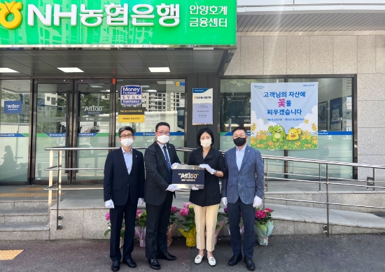 지난 26일 경기 안양호계금융센터에서 열린 ‘NH All100 종합관리센터’현판식에서 이현애 부행장(사진 왼쪽에서 세 번째)을 비롯한 관계자들이 기념촬영을 하고 있다.