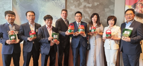 농협경제지주는 농림축산식품부와 한국농수산식품유통공사(aT) 공동주최로 미국 뉴욕(24일, 현지시간)과 버지니아(26일)에서 열린 ‘김치의 날’ 제정 기념행사에 참가해 100% 국산 농산물로 만든 "한국농협김치"를 선보였다. (좌측부터 이수희(첫번째) 농협경제지주 식품사업부장, 최선식(두번째) 농협경제지주 도매유통본부장, 최종철(세번째) 전곡농협 조합장, 김춘진(다섯번째) 한국농수산식품유통공사 사장, 지준섭(여덟번째) NH농협무역 대표이사)/사진 제공 = 농협