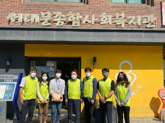 NH농협은행 반채운 리스크관리부문 부행장(왼쪽에서 네 번째)과 직원들은 서대문종합사회복지관을 찾아 사랑의 도시락 배달 나눔을 실시하며 기념촬영을 했다.